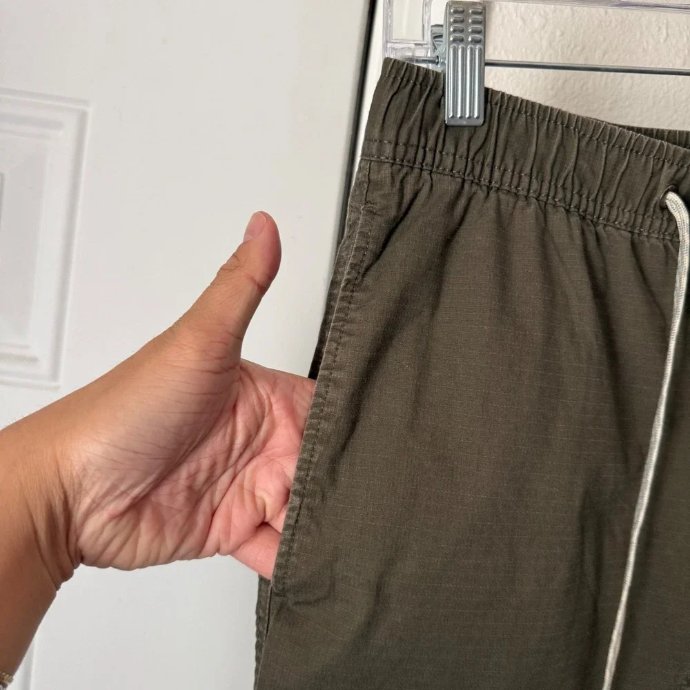 VUORI olive green men's athletic cargo pull on drawstring shorts